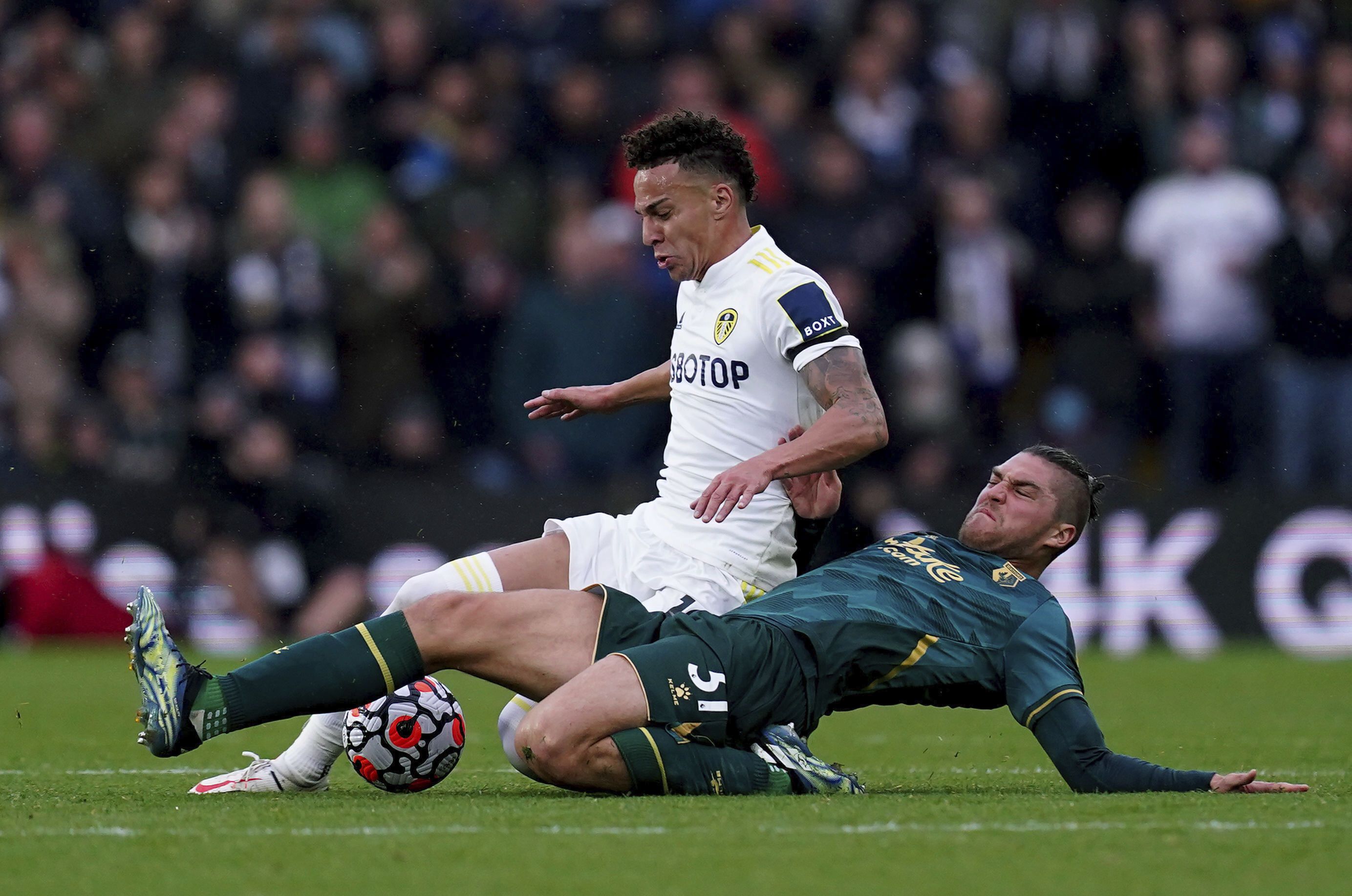 Sierralta, en el duelo ante el Leeds, en el que se lesionó