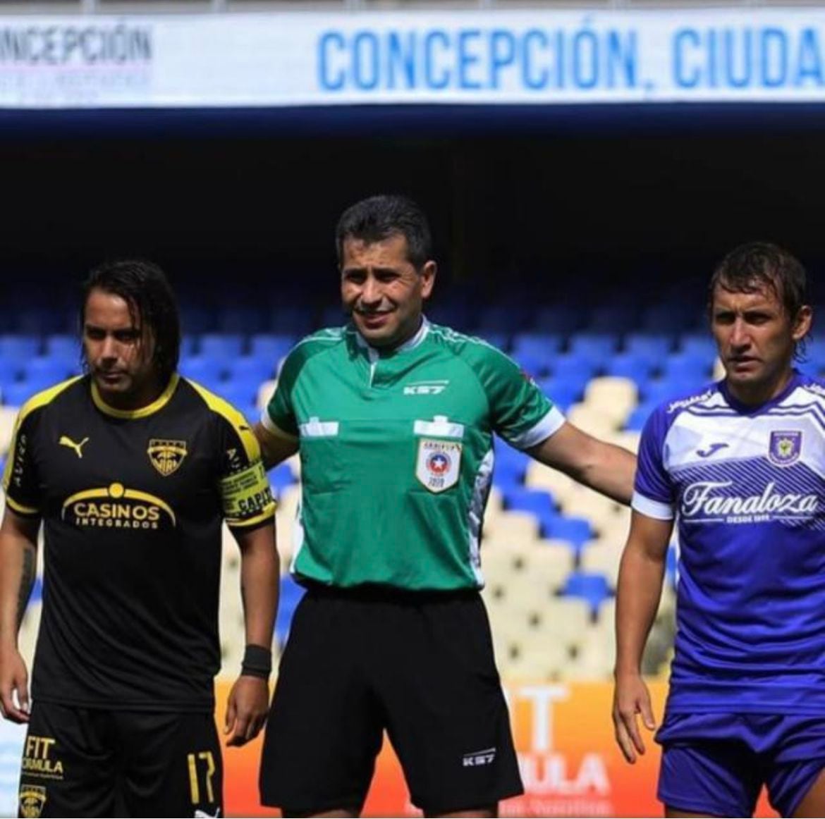 Claudio Aranda, junto a Arturo Sanhueza y Gabriel Vargas, en la antesala de un encuentro entre Fernández Vial y Deportes Concepción.