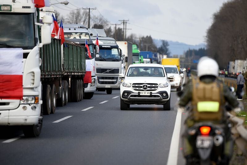 Temuco: Comienzan a llegar los primeros camiones a la Ruta Sur Kilómetro 658. (Foto: Agencia Uno)