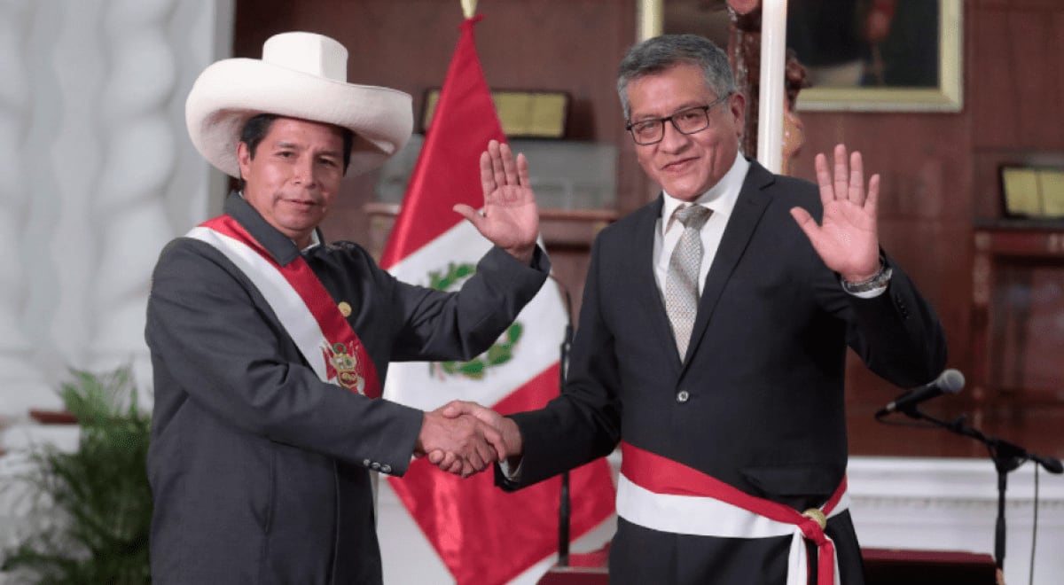 Rosendo Serna junto al presidente de Perú, Pedro Castillo. Foto: AP