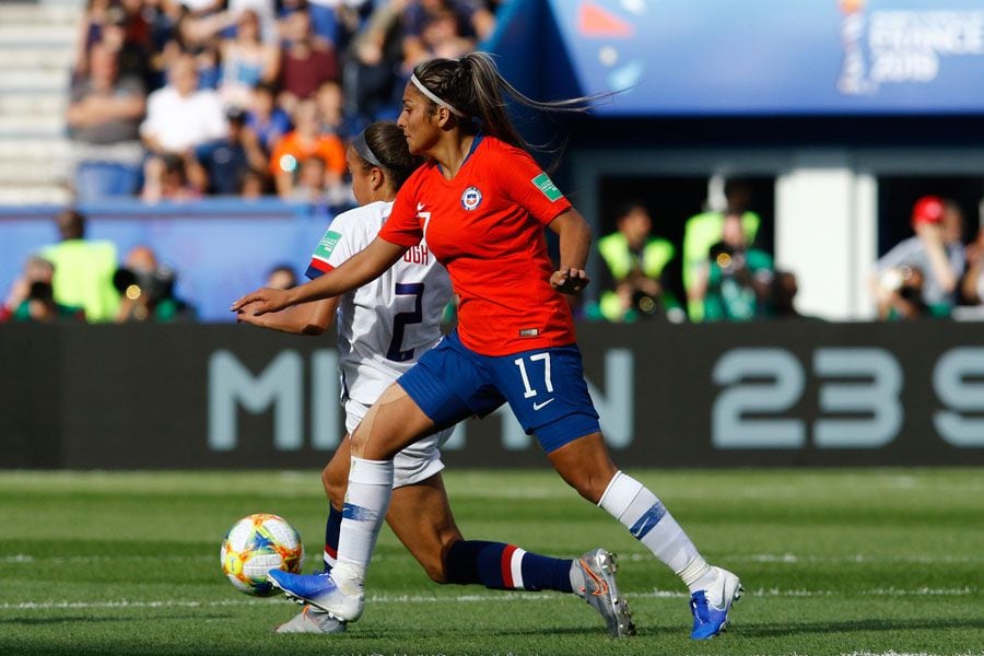 Javiera Toro defendiendo a la Selección.