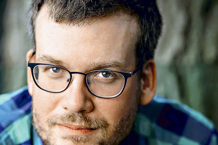 John wrote they alaska. Джон Грин. John Green. St. John Green 1968 St. John Green. Блогер Джон Грин на youtube.