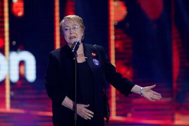 Michelle Bachelet realiza donacion en Teletón 2017