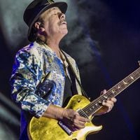“Está muy bien”: Carlos Santana se recupera tras colapsar en el escenario 