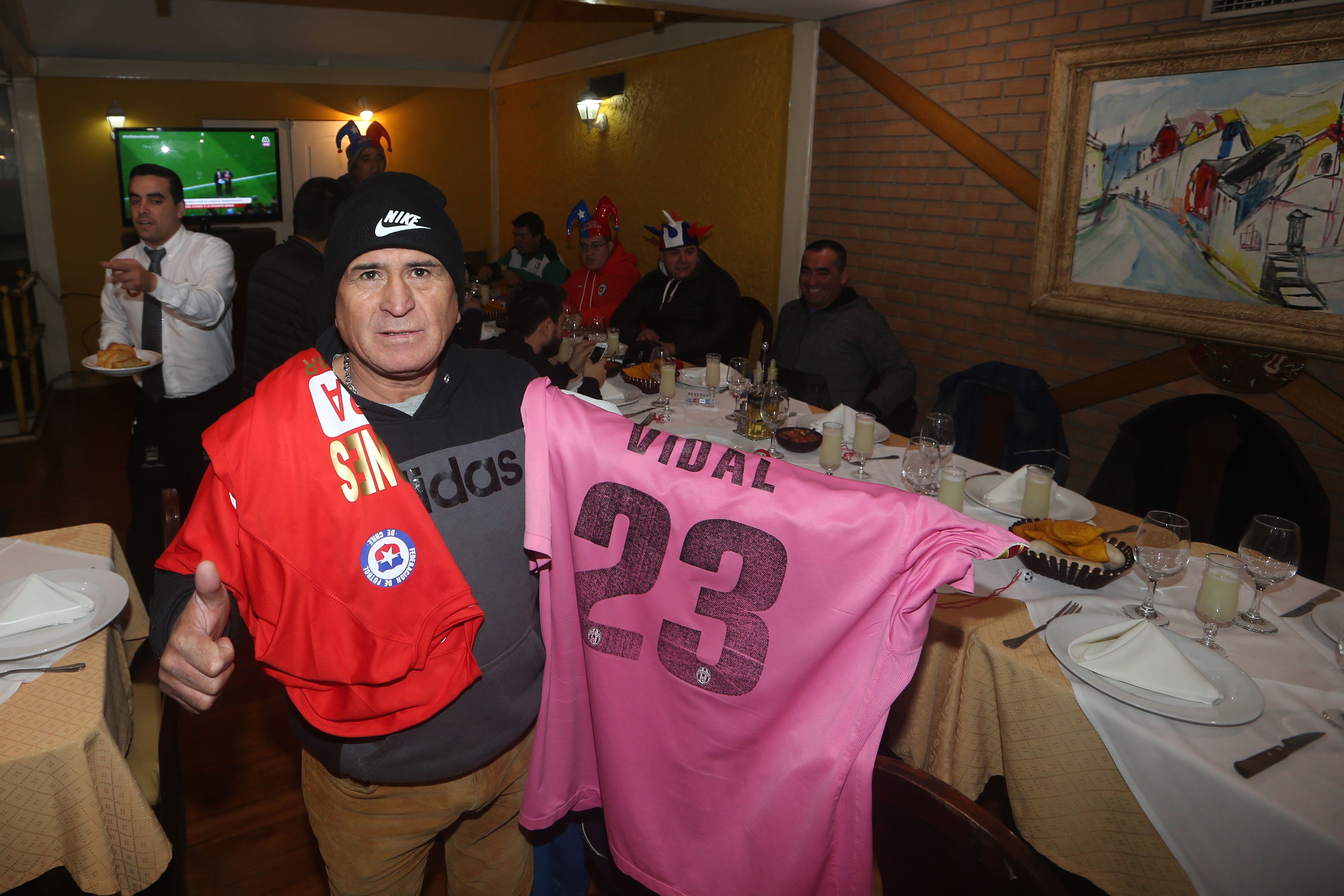 Erasmo Vidal, con una de las camisetas que ocupó Arturo, su hijo 