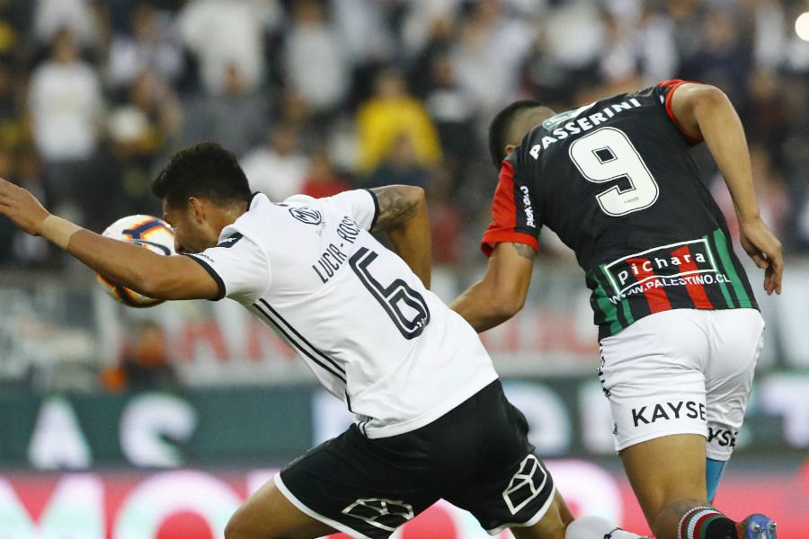 Una mano de Juan Manuel Insaurralde en en partido entre Colo Colo y Palestino.