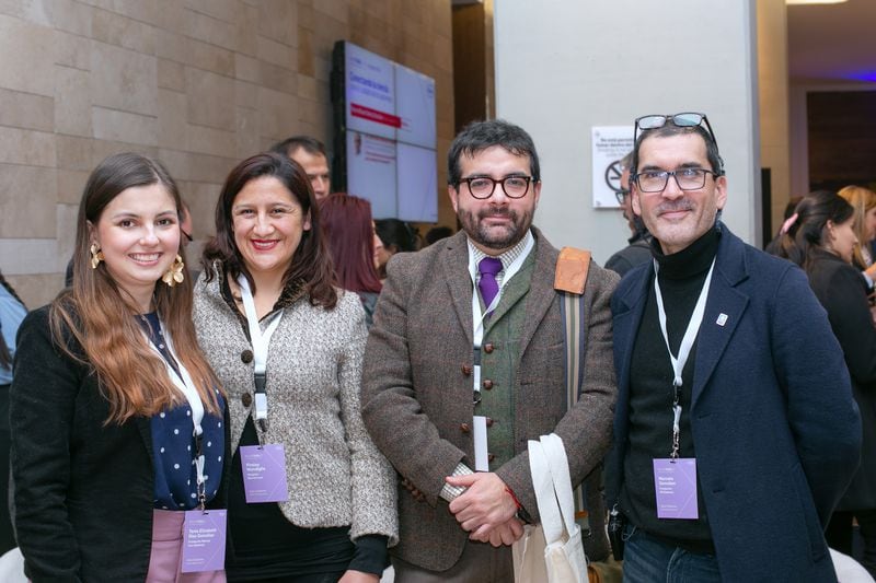 Tania Díaz y Fireley Mondiglio, de Fundación Mamas con Diabetes; Dino Sepúlveda, de Universidad del Desarrollo, y Marcelo González, de Fundación Mi Diabetes.