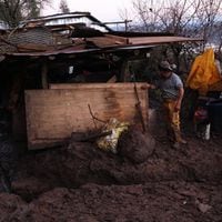 Deslizamiento de tierra provoca derrumbes y grietas en viviendas de San Rosendo tras sistema frontal: 74 presentan daños