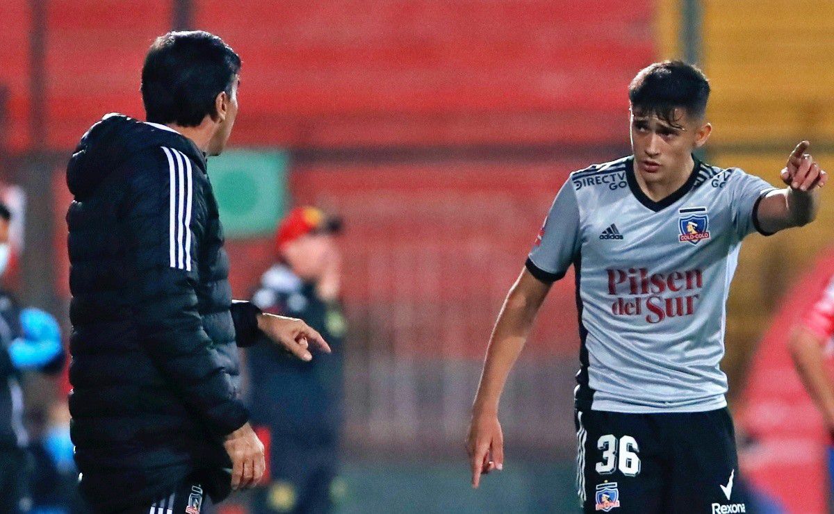 Solari recibe instrucciones de Gustavo Quinteros.