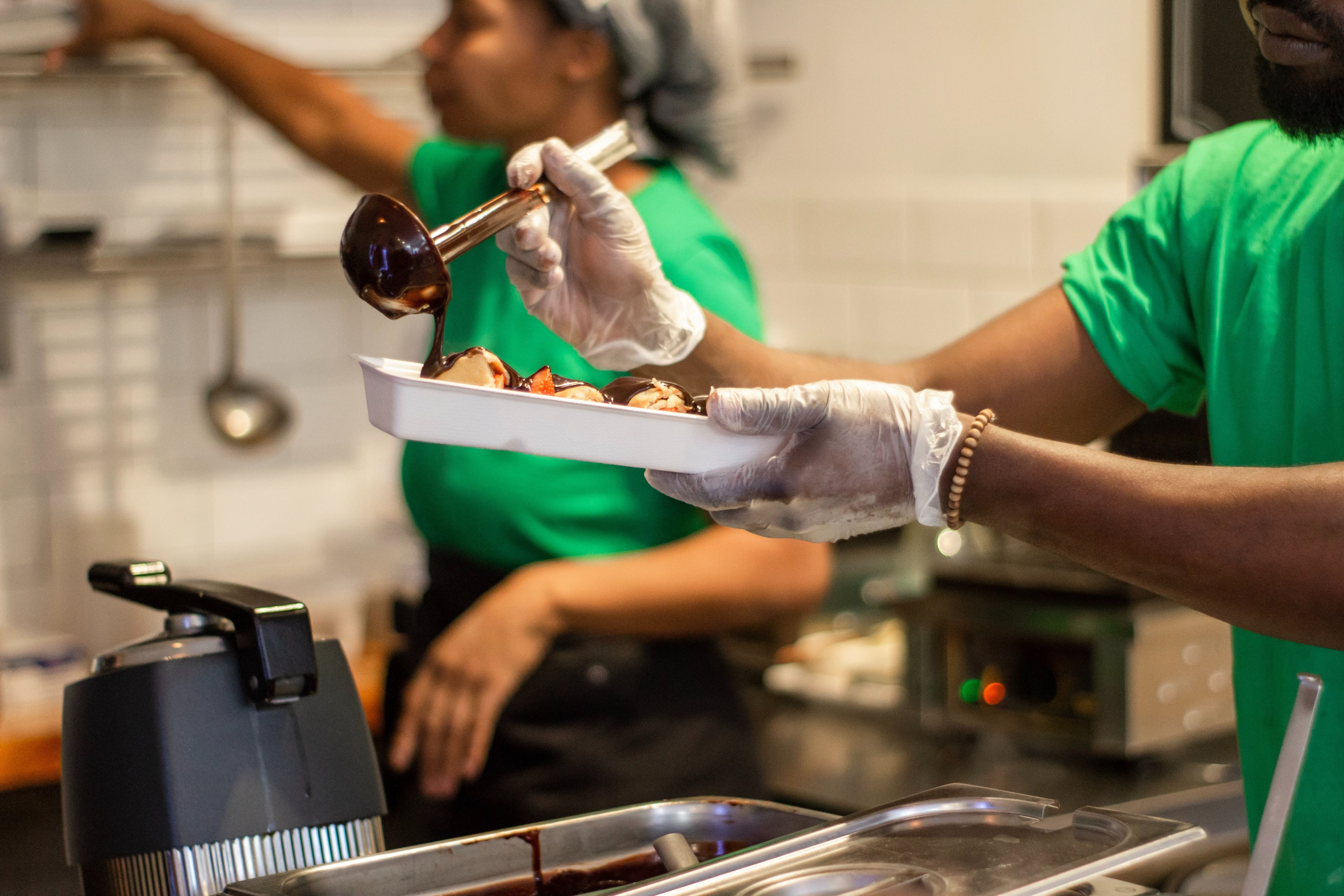 La intoxicación alimentaria en restaurantes suele ser causada por trabajadores enfermos