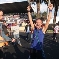 Caf Tacvba da un concierto sorpresa a caravana de migrantes La