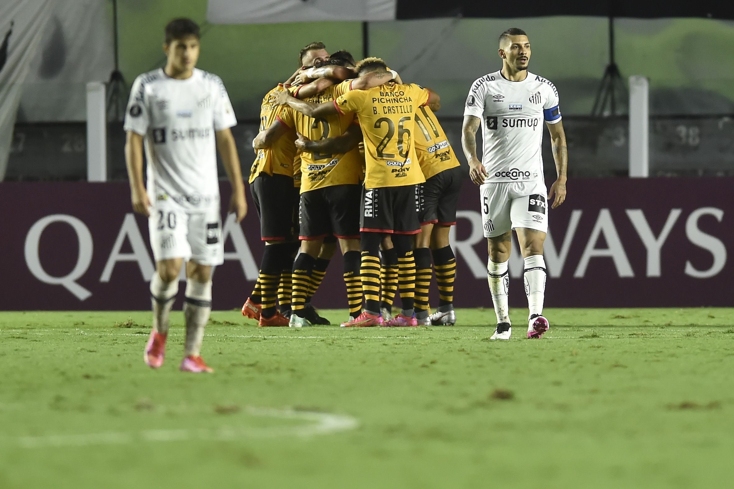 Ariel Holan presentó su renuncia a Santos tras los malos resultados y la presión de los hinchas.