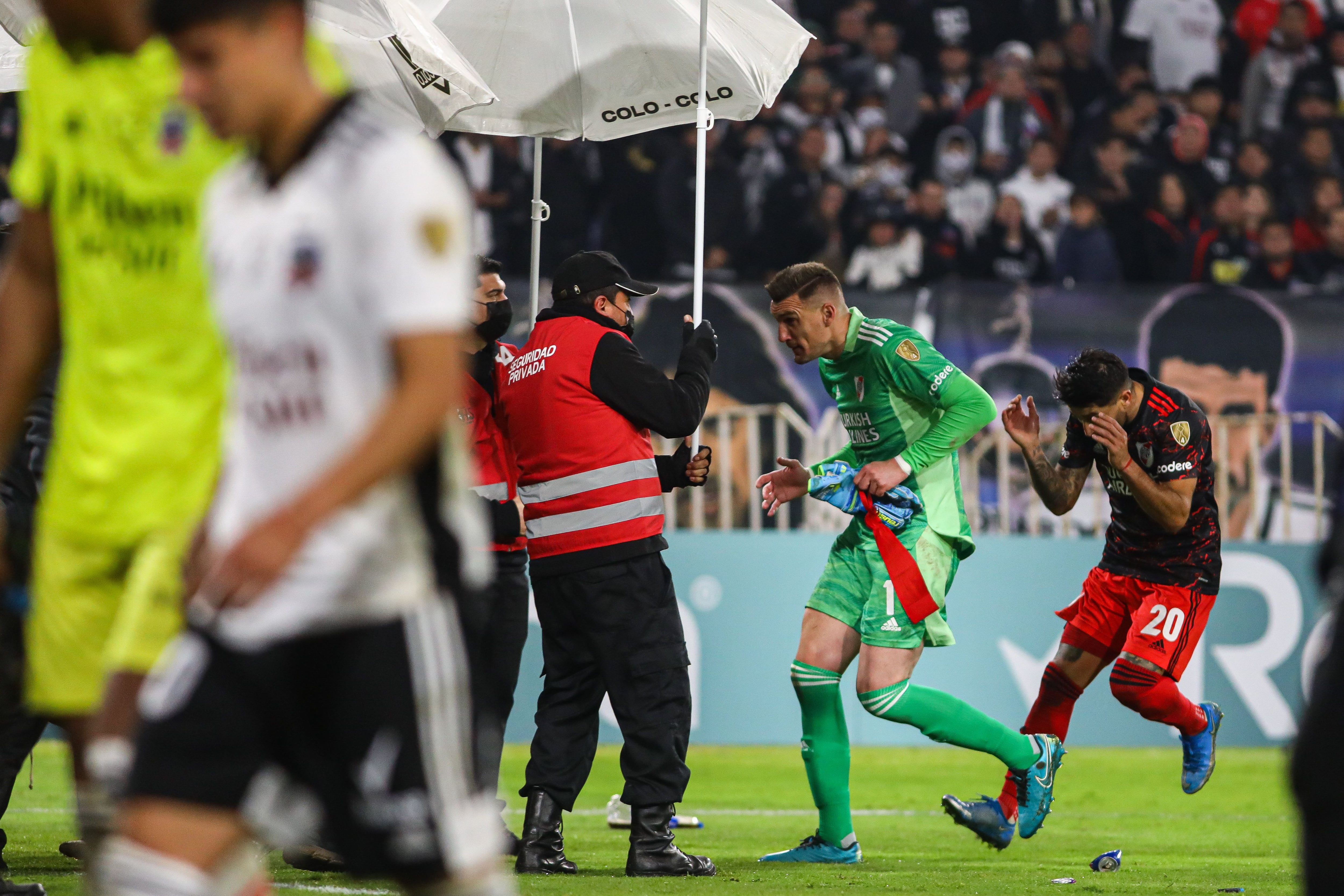 La barra de Colo Colo lanzó proyectiles a los jugadores de River Plate.