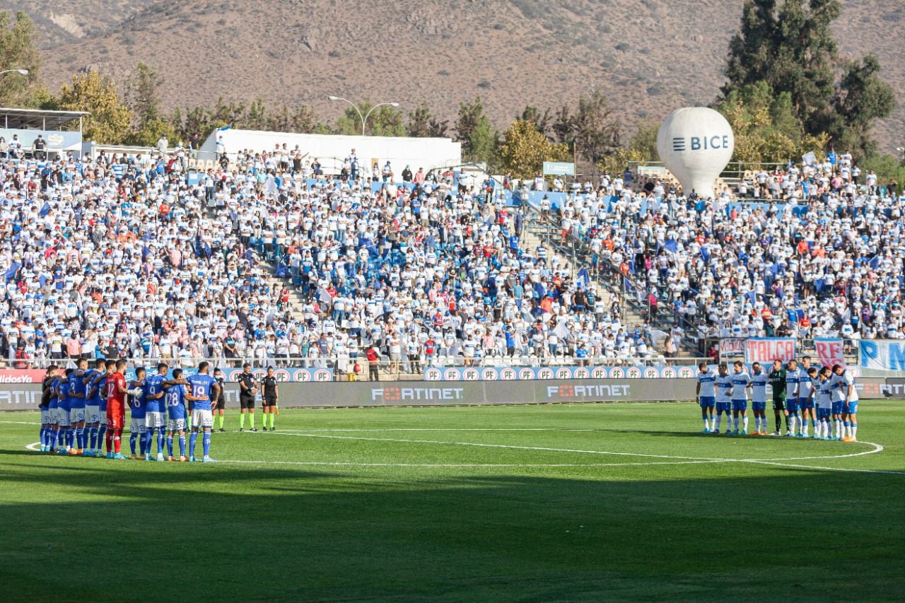 El minuto de silencio por Leonel Sánchez en el clásico universitario