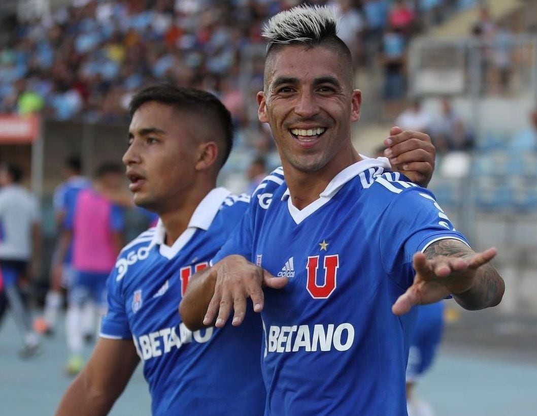 Leandro Fernández festeja junto a Nicolás Guerra su primer gol con la U.