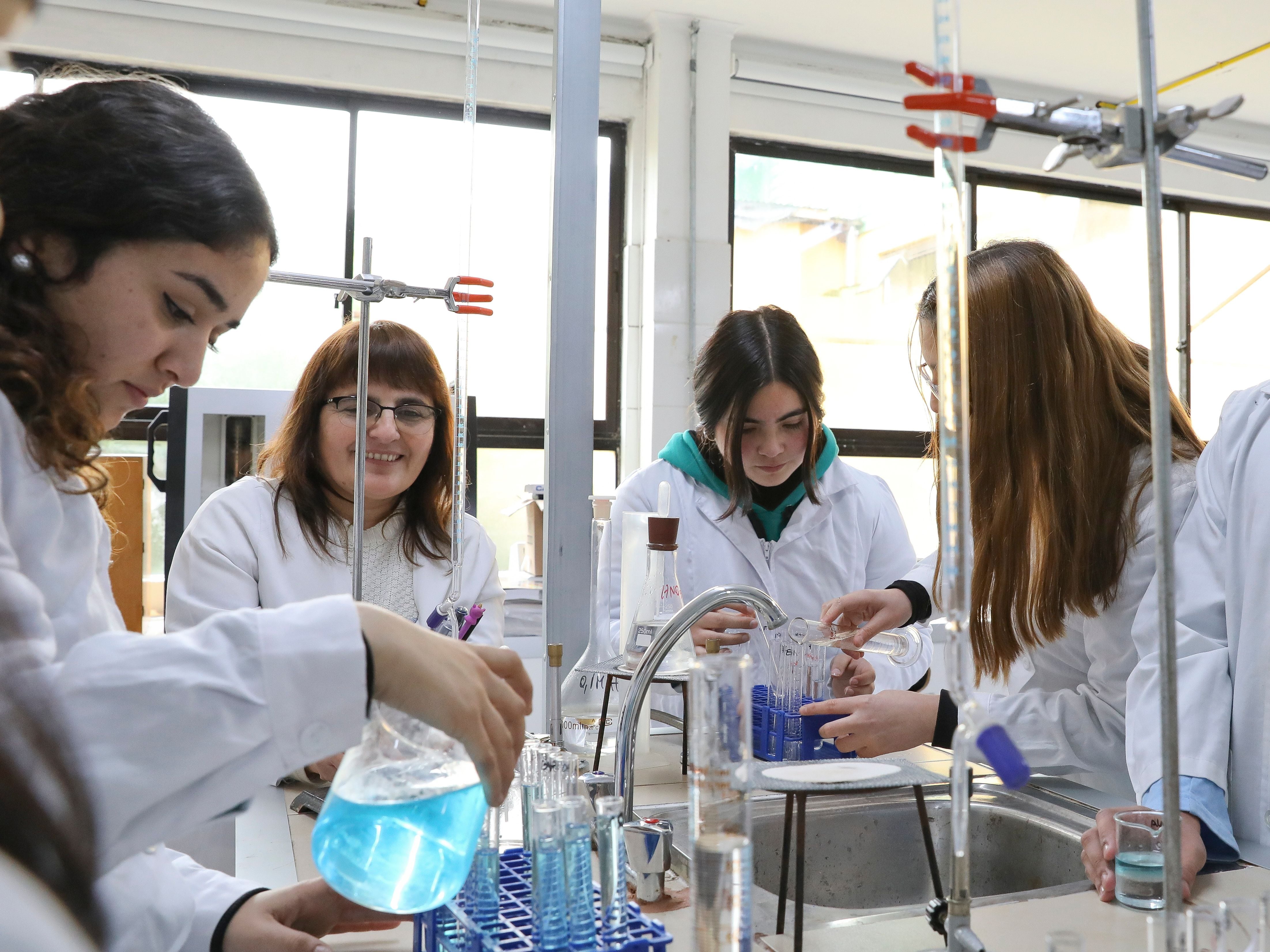 Mujeres en carreras STEM - BHP Foundation