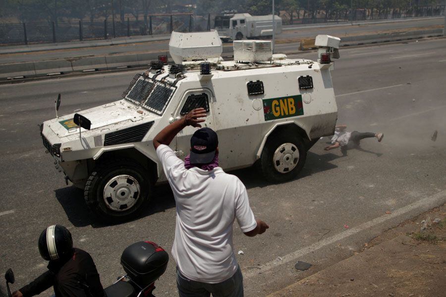 Una Tanqueta Militar Atropella A Manifestantes En Enfrentamientos En ...