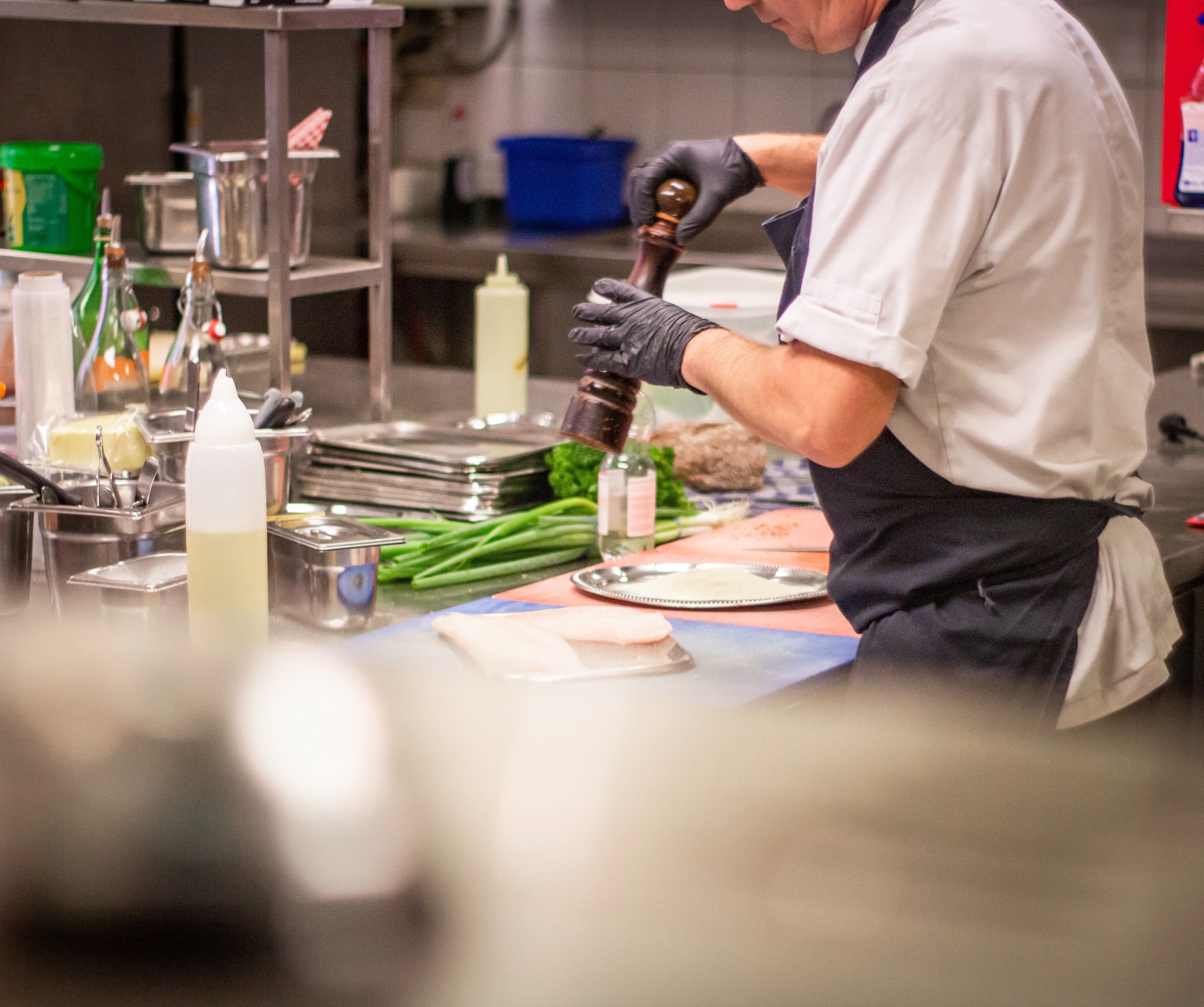 La intoxicación alimentaria en restaurantes suele ser causada por trabajadores enfermos