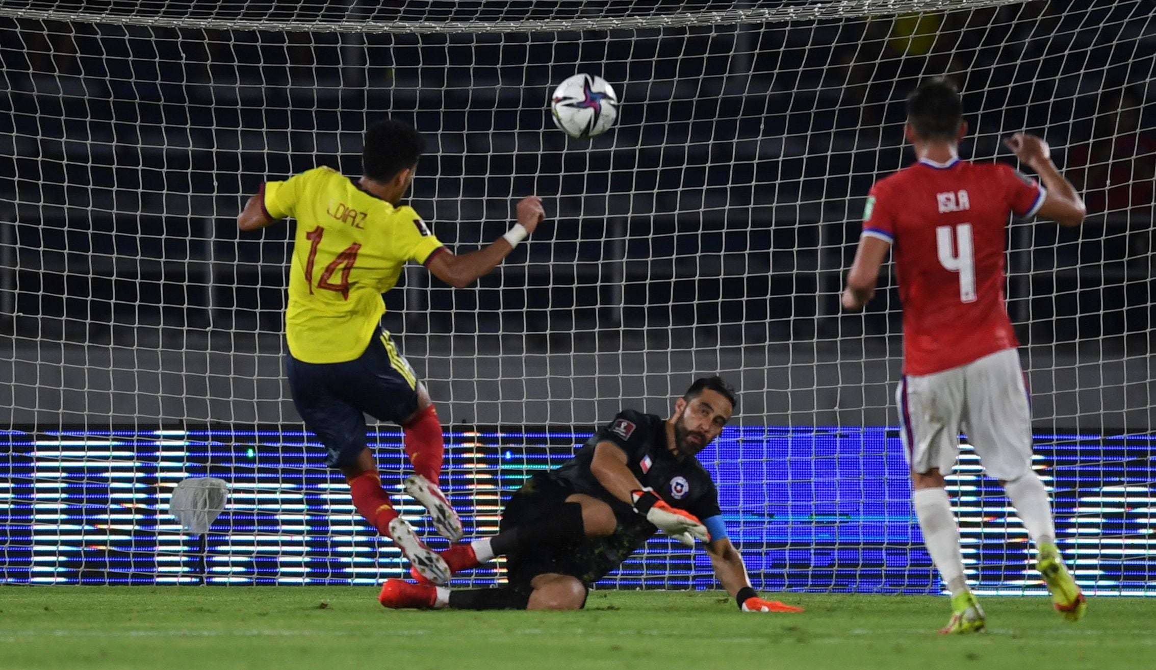 Claudio Bravo tuvo una noche ingrata en Barranquilla, ante Colombia.