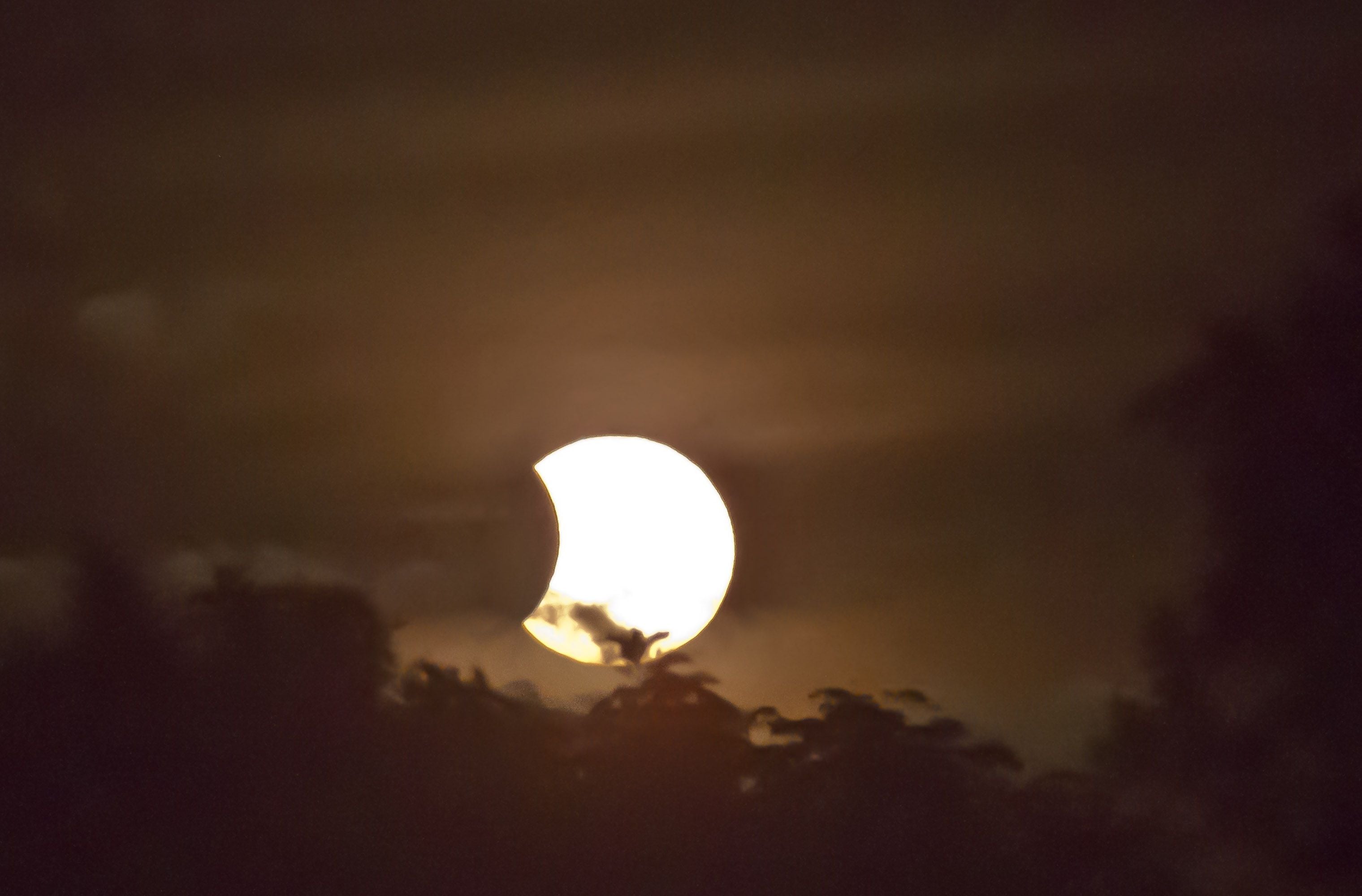 Este sábado todo Chile podrá ver un nuevo y desconocido eclipse de Sol: ¿Cómo, a qué hora y dónde verlo?