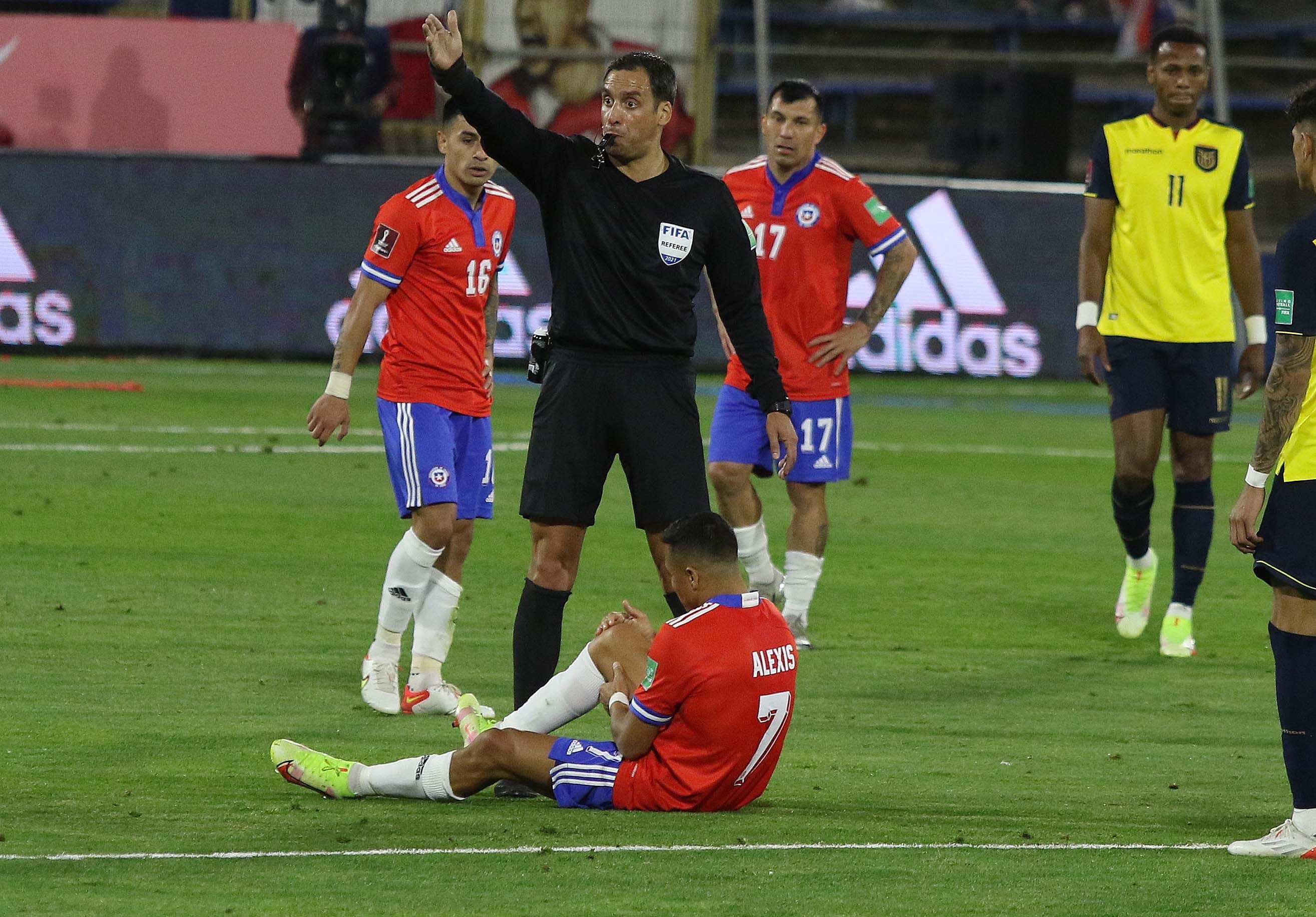 Alexis Sánchez y otros nueve jugadores de la Selección Chilena, están a una tarjeta amarilla de ser suspendido para el duelo con Uruguay.
FOTO:Marco Muga/AGENCIAUNO