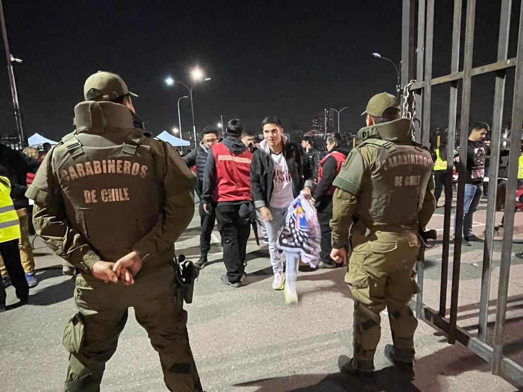 Carabineros, en uno de los filtros de seguridad en el Monumental.