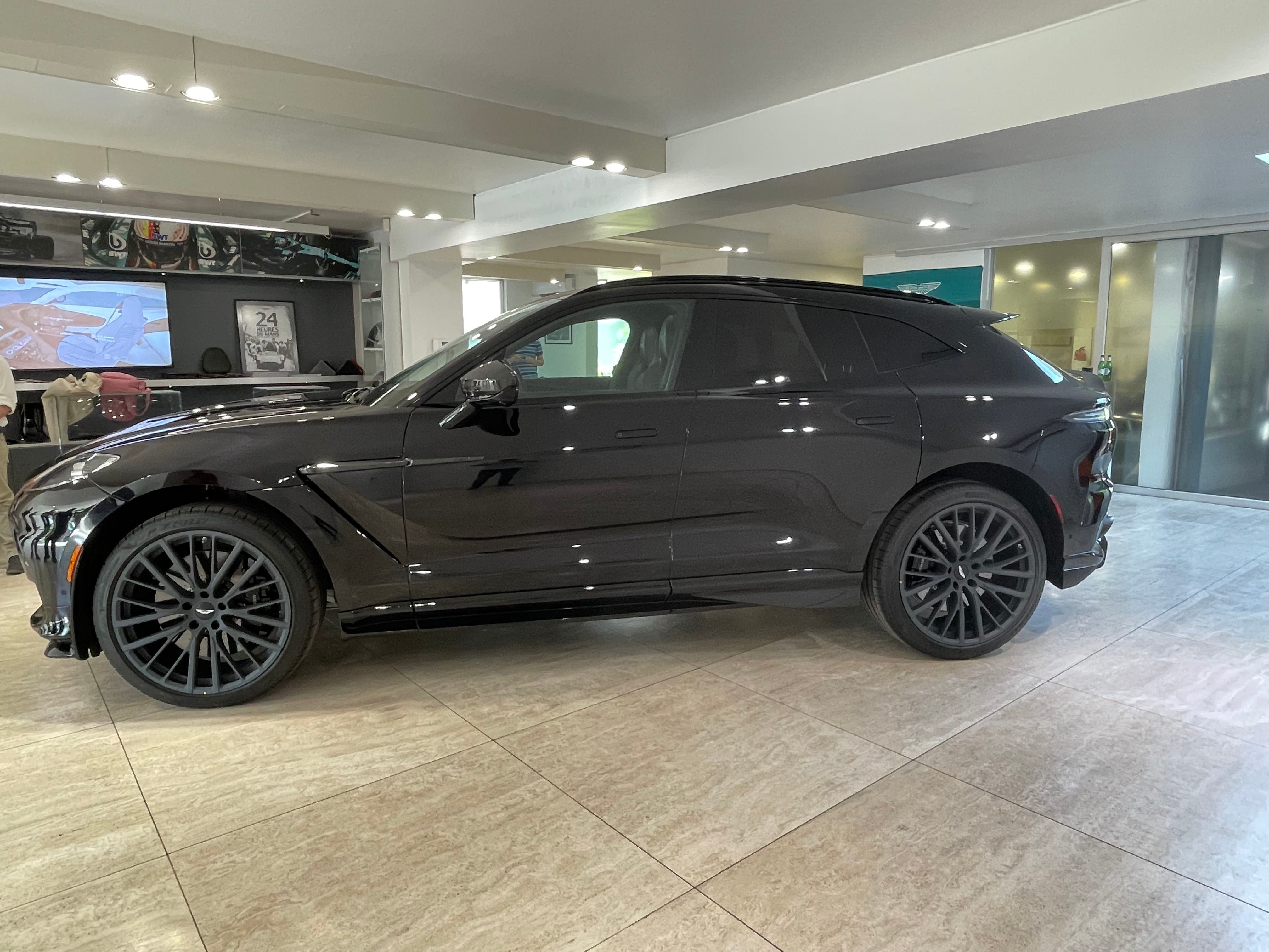 Aston Martin DBX 707