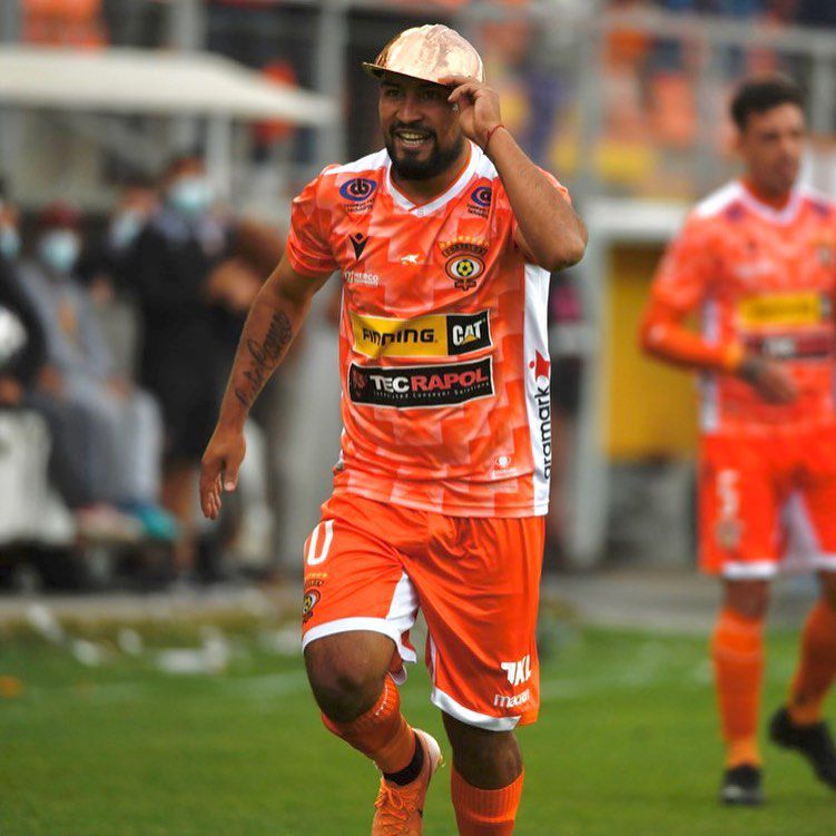 Nicolás Maturana festeja con un casco minero un gol de Cobreloa sobre Magallane