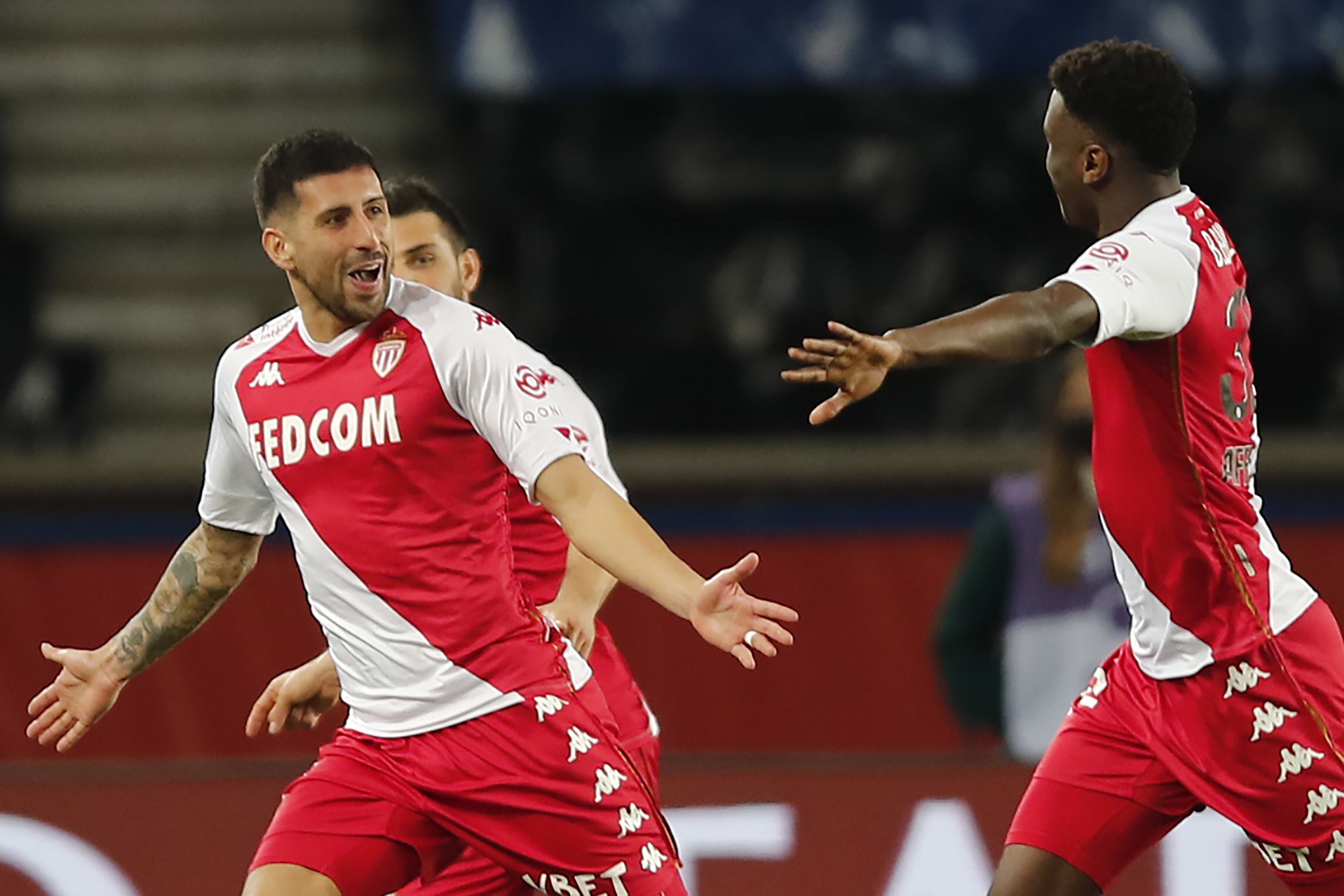 Guillermo Maripán celebra un gol de Monaco con sus compañeros.