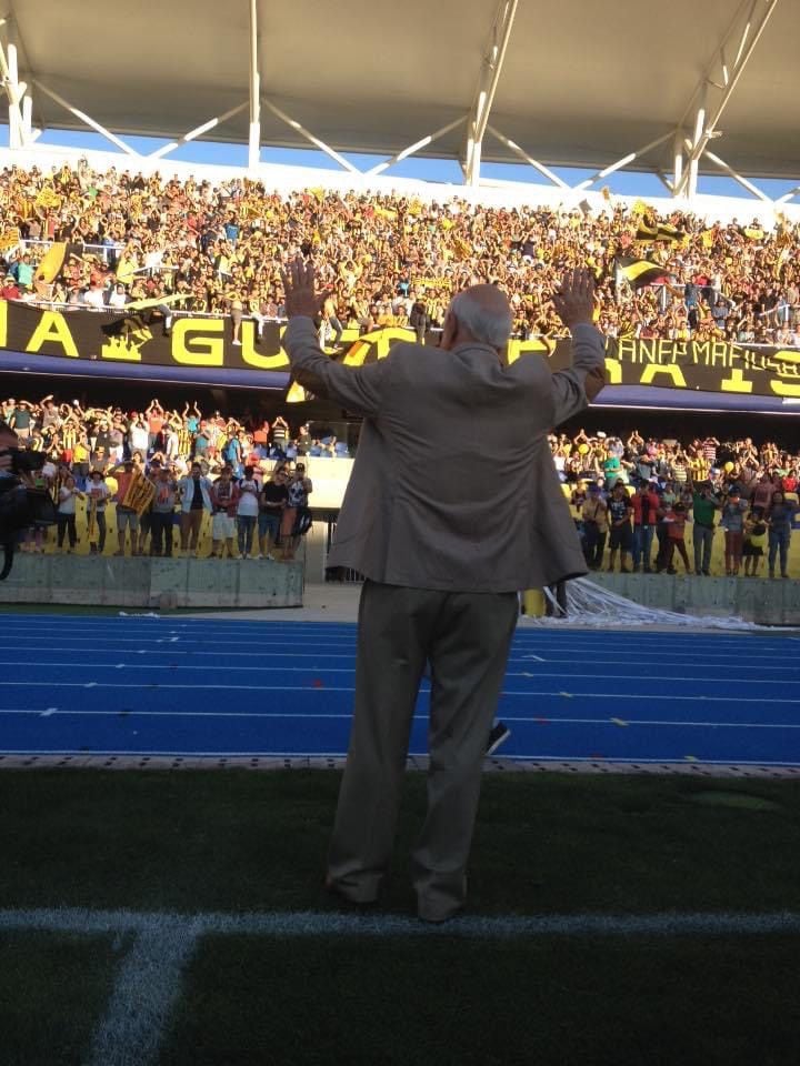 Nelson Acosta recibe el cariño de los hinchas de Fernández Vial, durante la Noche Aurinegra de 2016.