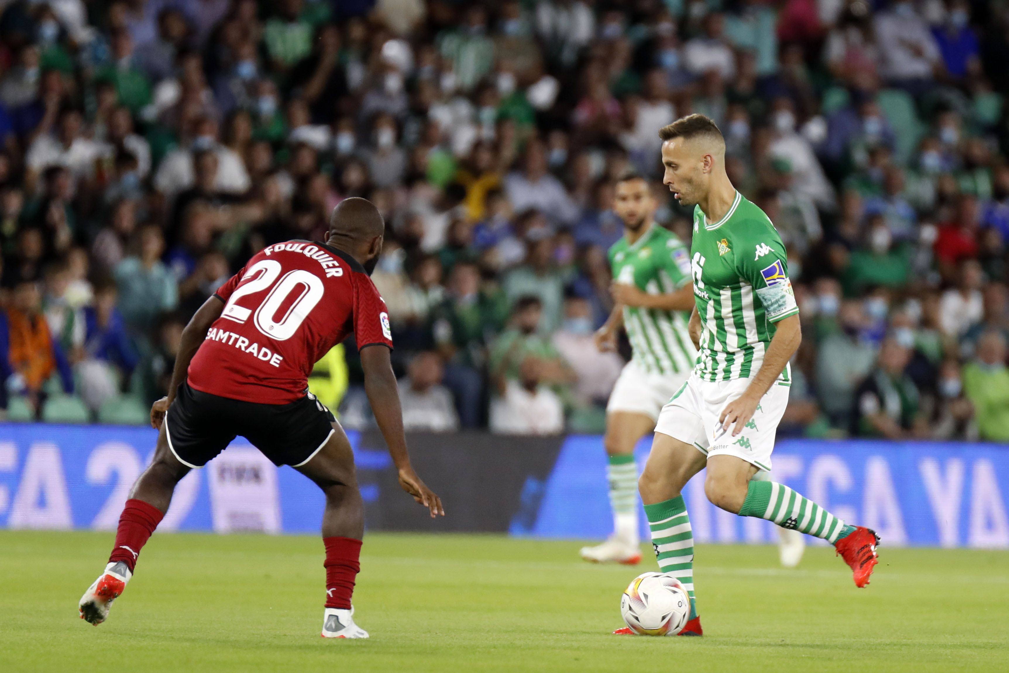 LaLiga denunció al Real Betis por cánticos ofensivos de sus hinchas contra el Sevilla.