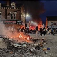 Manifestantes vuelcan vehículo policial e incendian bus de dos pisos en violentos disturbios en ciudad inglesa de Leeds