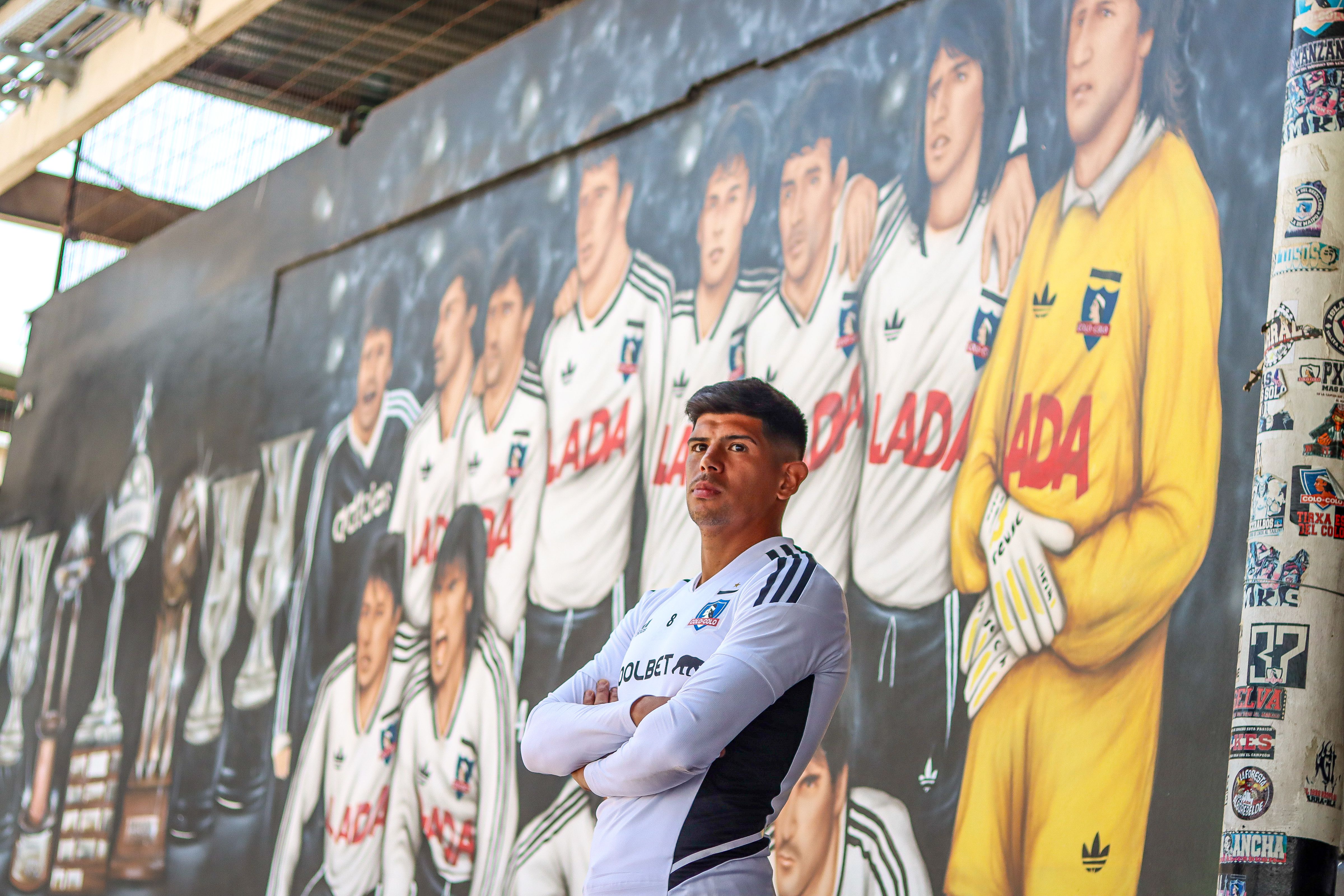 Esteban Pavez, apoyado en el mural que recuerda a Colo Colo 1991