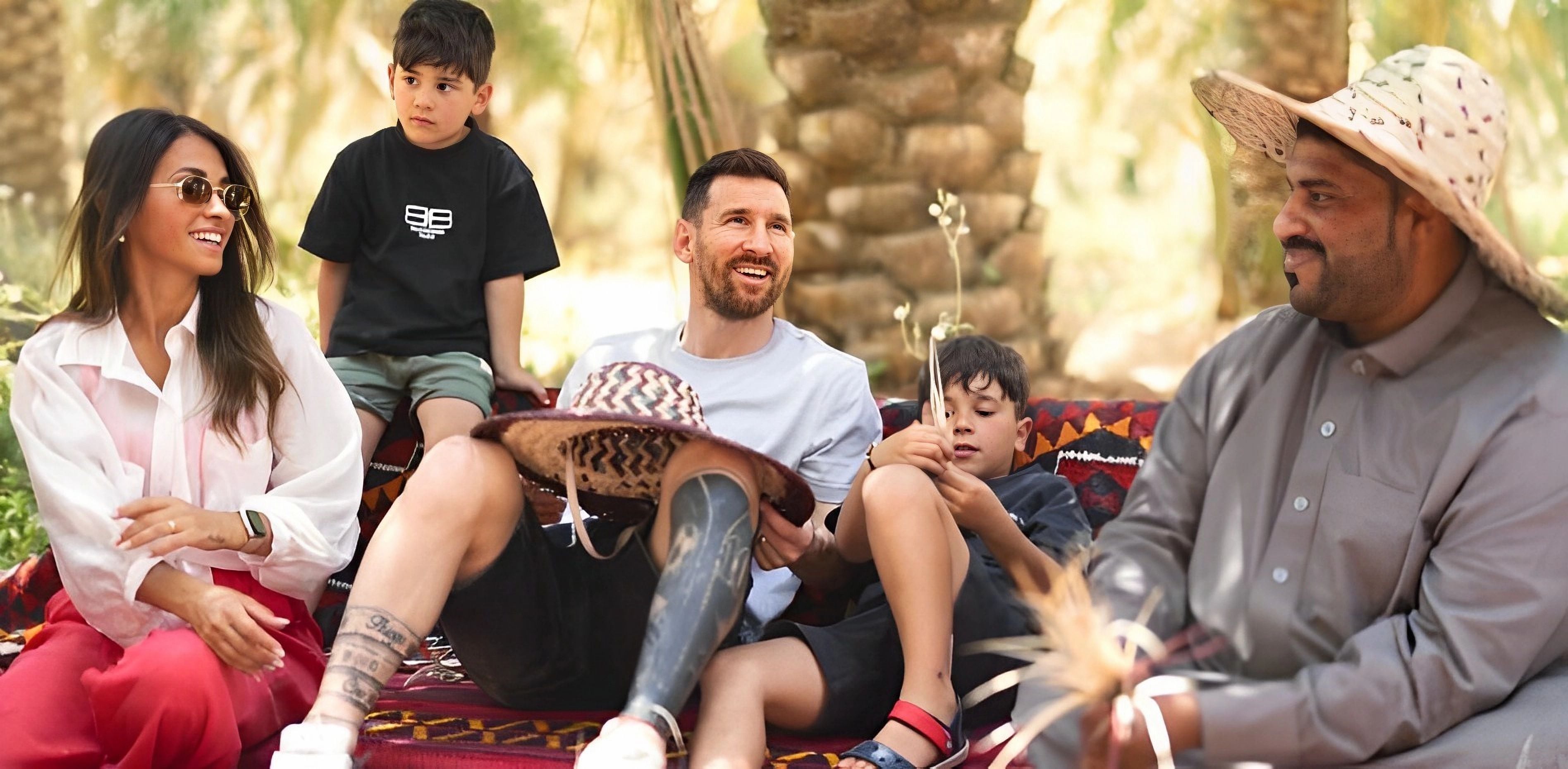 Lionel Messi junto a su familia, en Arabia Saudita.