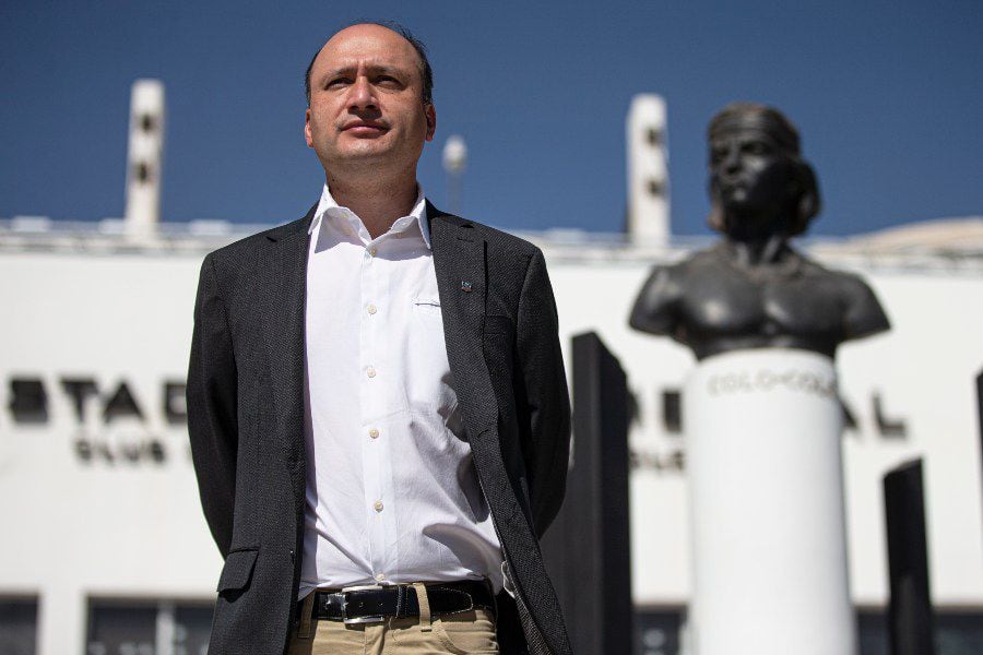 Edmundo Valladares, posando en el frontis del Estadio Monumental