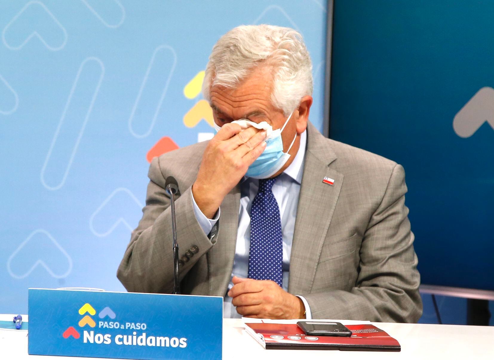 El ministro de Salud, Enrique Paris, se emocionó durante el último balance de Covid-19 desde La Moneda. 