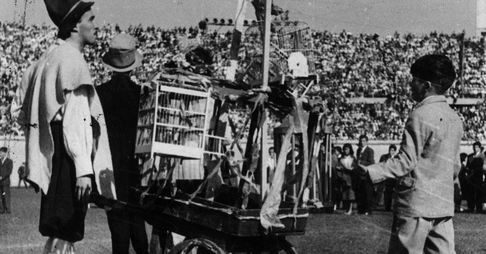 Una fiesta dentro y fuera de la cancha, era lo que se vivía en los Clásicos Universitarios de antaño.
Fotos: Archivo Histórico / Cedoc Copesa.