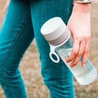 Formas de limpiar una botella de agua y evitar que acumule microbios, según expertos