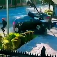 Cámaras de seguridad captan a una mujer que se salvó por centímetros de ser atropellada por un auto en Vitacura