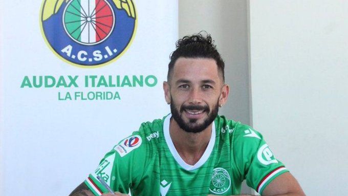 Marcelo Larrondo, el día en que firmó por Audax Italiano.