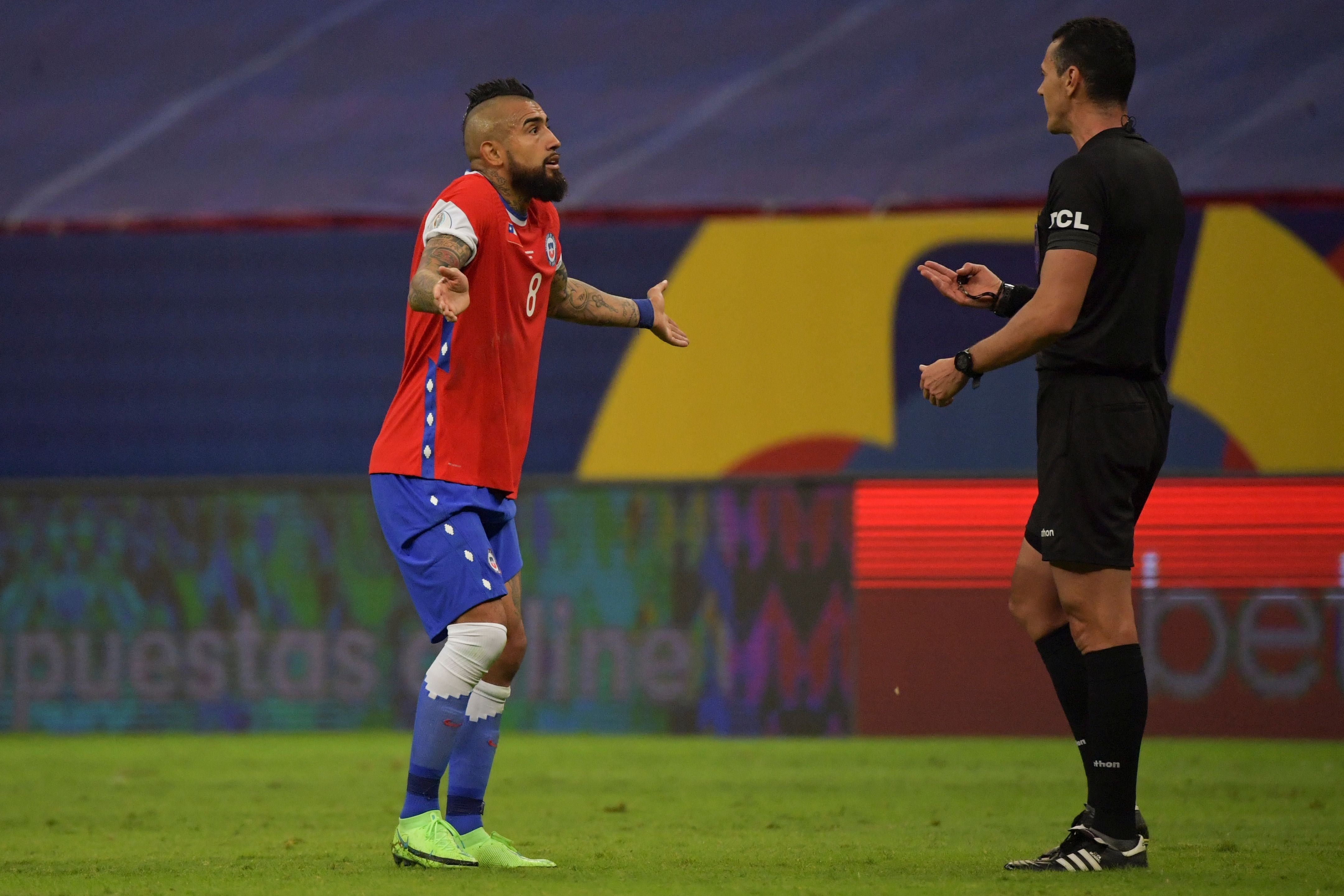 El reclamo de Arturo Vidal a Wilmar Roldán por el presunto penal del paraguayo Carlos González