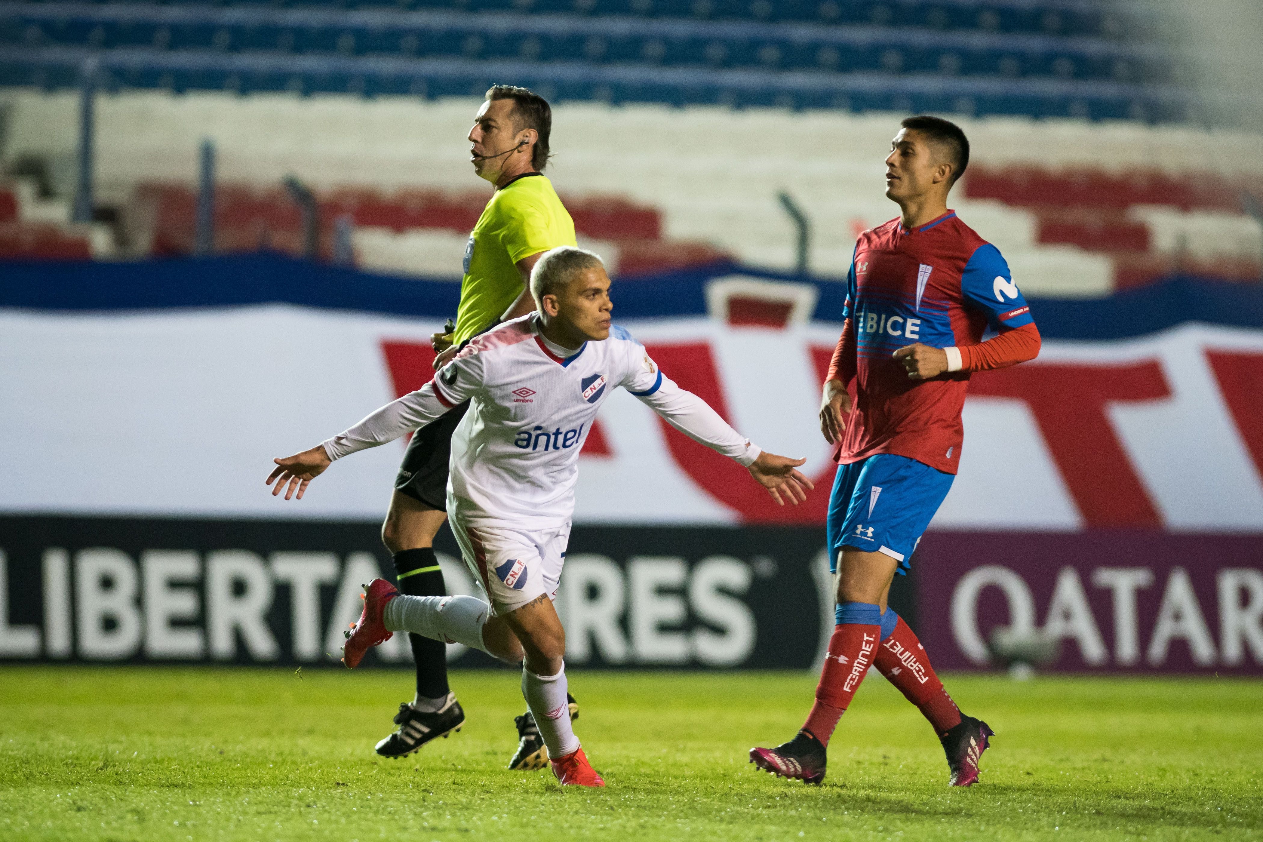 Matías Dituro se enfrentó a un pasapelota en el partido entre Nacional y Universidad Católica por la Copa Libertadores.