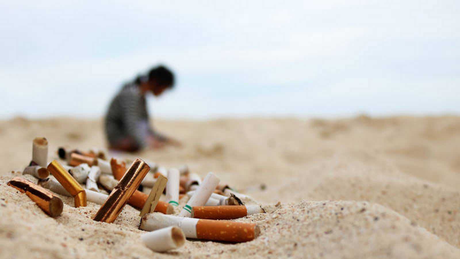 La ley "Chao colillas" le dice adiós a los cigarros en las playas, ríos y lagos