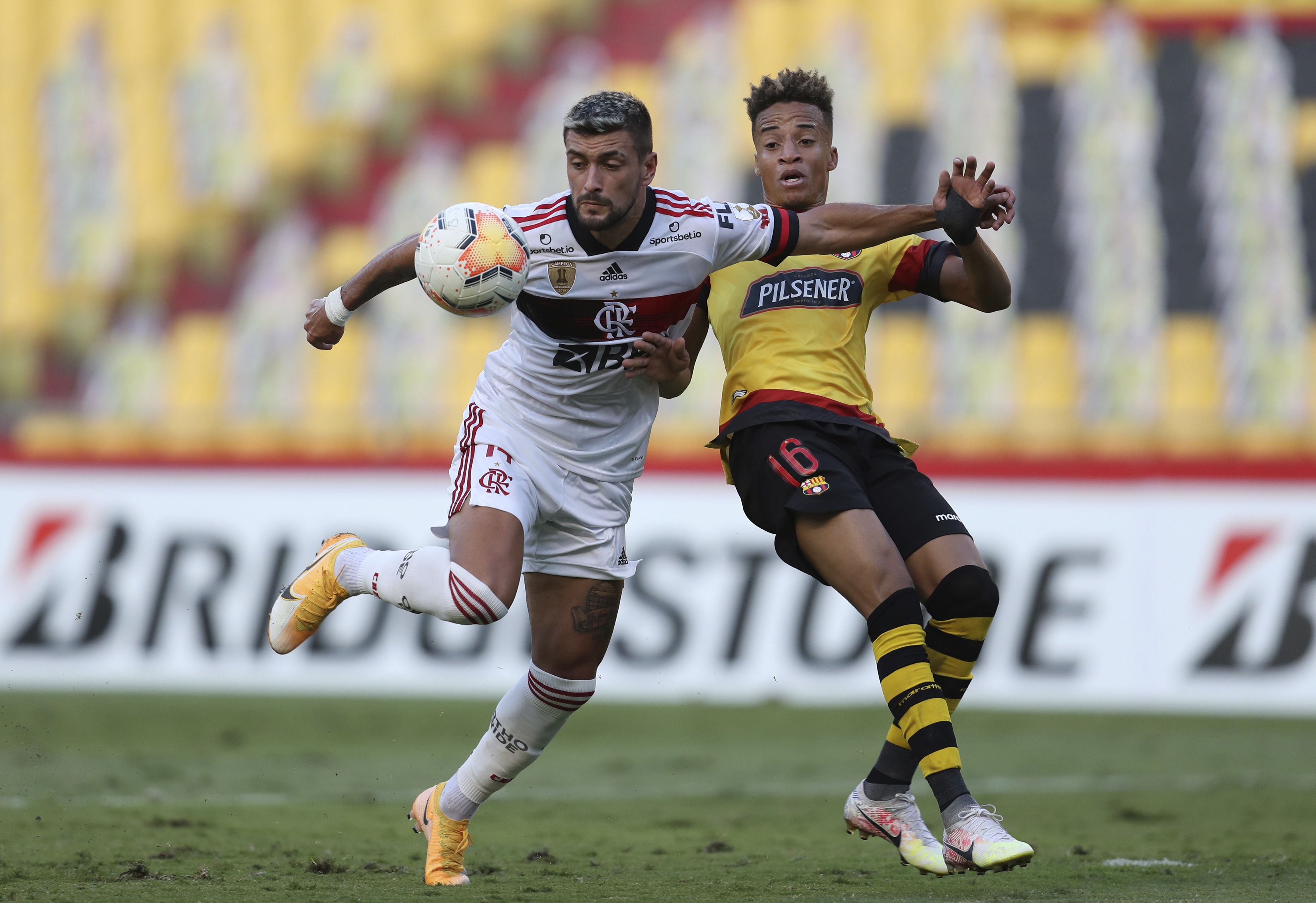 Byron Castillo lucha por el balón con Giorgian De Arrrascaeta, en el duelo entre Barcelona y Flamengo, por la Copa Libertadores 