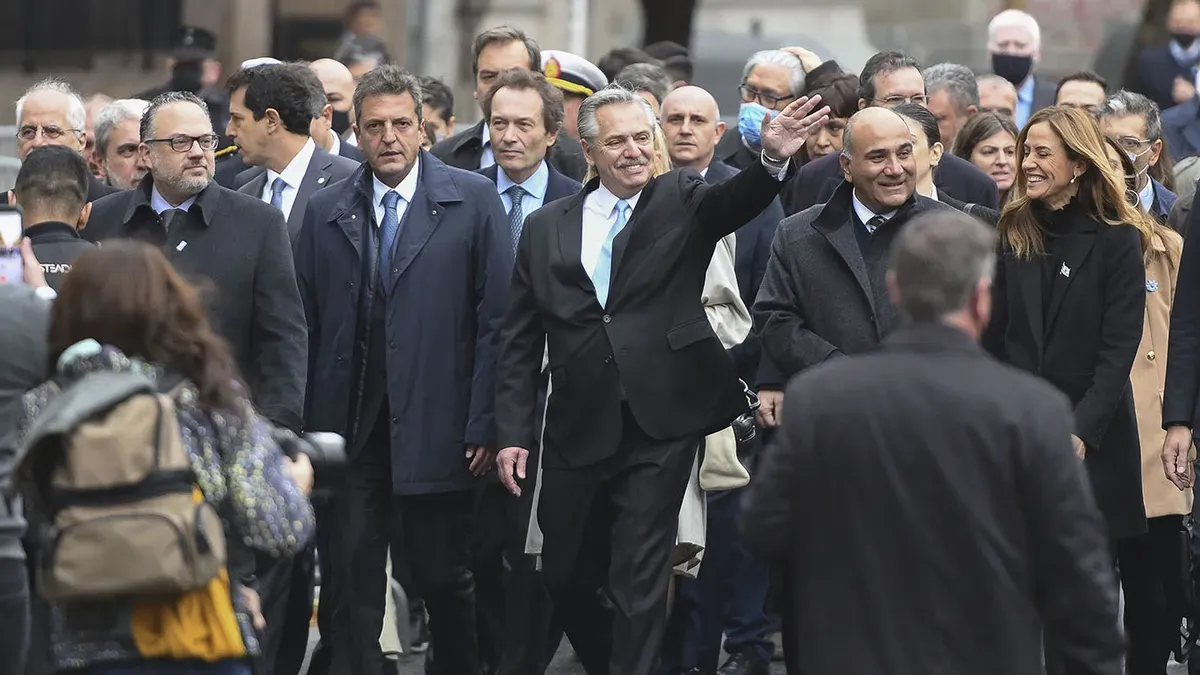 Alberto Fernández y su gabinete camino al Te Deum en la Catedral Metropolitana de Buenos Aires. Foto: AP.