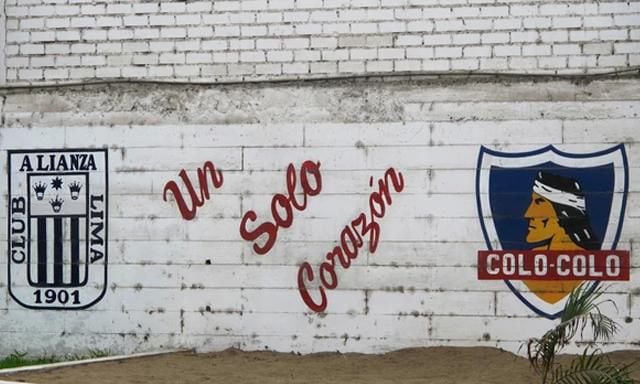 El mural que confeccionaron los fanáticos de Alianza Lima en señal de agradecimiento a Colo Colo, en Matute.