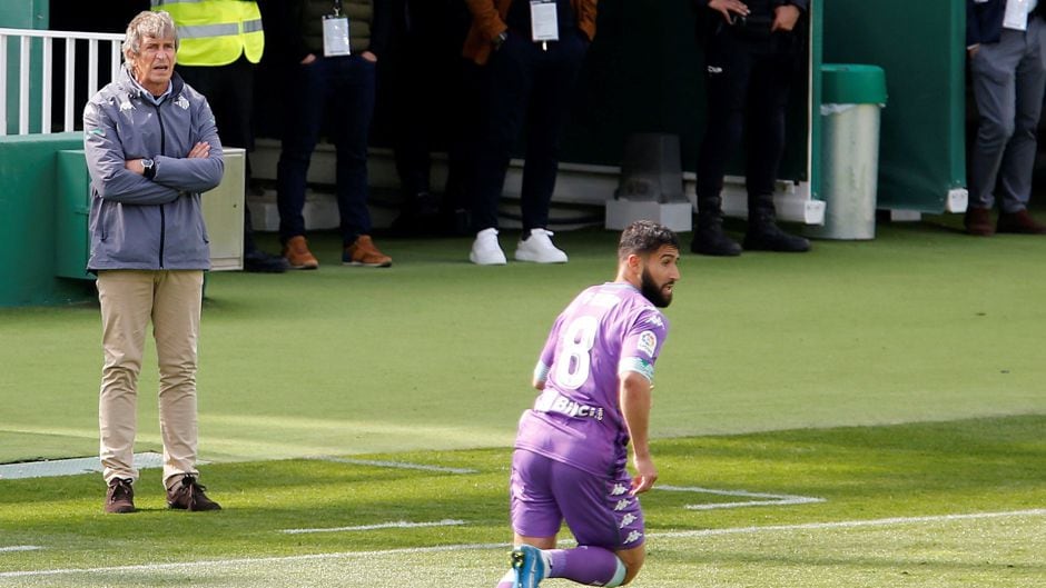 ELCHE, 04/04/2021.- El entrenador del Betis Manuel Pellegrini y el jugador Nabil Fekir, durante el partido de la jornada 29 de LaLiga Santander contra el Elche, este domingo en el estadio Manuel Martínez Valero en Elche. EFE / Manuel Lorenzo