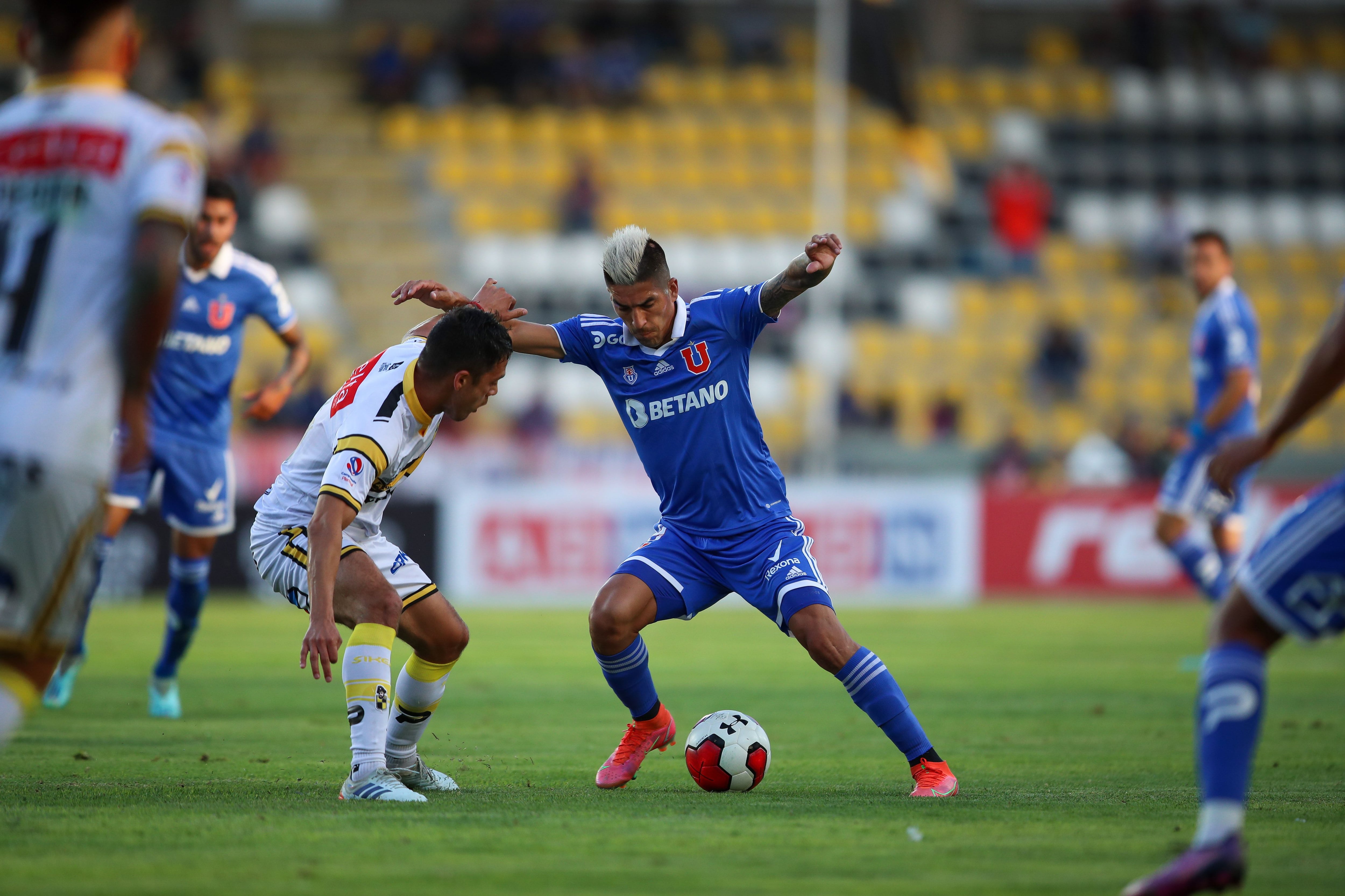 Leandro Fernández disputa el balón con la defensa local.