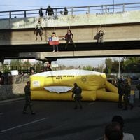 Cuatro personas se cuelgan de puente para protestar en contra del Serviu