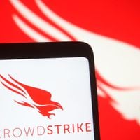 Qué es CrowdStrike, la empresa responsable del apagón cibernético que afectó a aeropuertos, bancos y supermercados